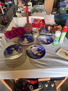 lot 257 image: Snowman Christmas Plates and Holiday Decorations