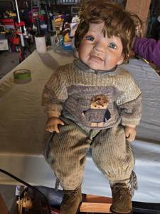 lot 262 image: Duck House Heirloom Porcelain Doll - Needs Thorough Cleaning