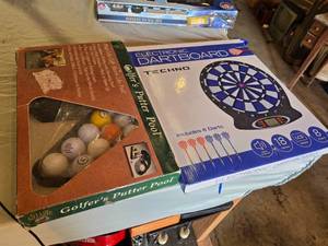 lot 263 image: Golfers Putter Pool and Techno Electronic Dartboard Game Set