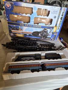 lot 264 image: Lionel Polar Express Train Set with Tracks - Untested