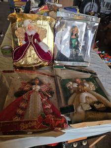 lot 268 image: Holiday Barbie Doll Collection including Special Editions and Accessories