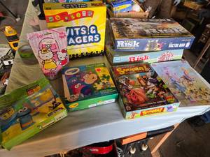 lot 270 image: Board games and puzzles including Wits & Wagers, Risk, and Snorta
