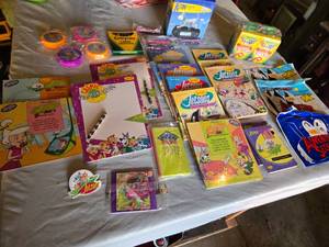 lot 272 image: The Jetsons Dennys Promotional Items and Crayola Crayons Lot