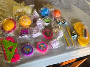 lot 273 image: Jetsons Puzzle Ornaments, Spacecards, and Toys Collection