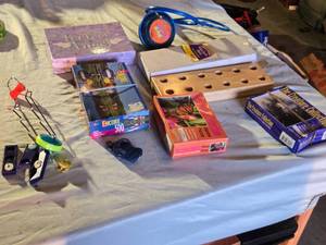 lot 296 image: Lot of Puzzle and Toy Items including Skip-It, Bingo Bottle Stand, and Jigsaw Puzzles
