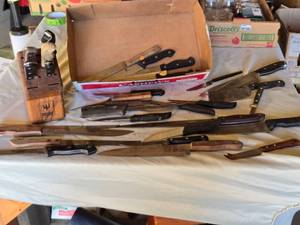 lot 307 image: W�sthof Knife Block with Assorted Knives and Other Assorted Kitchen Knives