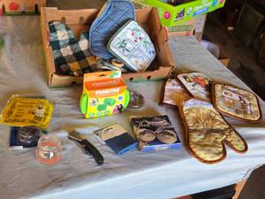 lot 309 image: Funbites Food Cutter Set, Oven Mitts, and Accessories