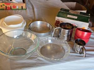 lot 316 image: Mixing Bowls, Pyrex Glass Bowl, Pie Dish, and Kitchen Accessories