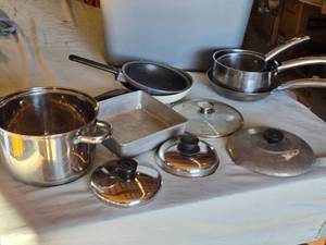 lot 325 image: Stainless Steel Cookware Set including Large Pot, Saucepans, Fry Pans, and Lids