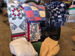 lot 344 image: Quilts and Blankets Lot including Handmade Quilts, Fleece Blanket, and Bedding