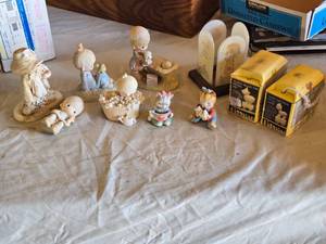 lot 379 image: Precious Moments Figurines and Collectibles including Boxes and Decorative Pieces