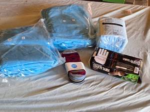 lot 391 image: Cardinal Health Underpads, Venom Vinyl Gloves, and XL Hospital GownsCoveralls