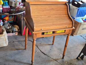 lot 425 image: Roll-top Wooden Desk with Carved Legs