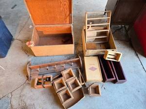 lot 430 image: Mixed wood and decor items including wooden boxes, shelves, and a coat rack