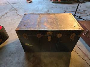 lot 461 image: Vintage Steamer Trunk with Brass Hardware