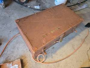 lot 462 image: Vintage Trunk with Books and Yarn