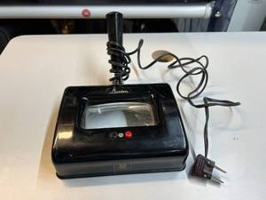 lot 77 image: Vintage Burton Model 1931 UV Lighted Magnifying Medical Exam Light Magnifier - Looks like&nbspUltra Violet&nbspbulbs inside and housing has a crack. Works