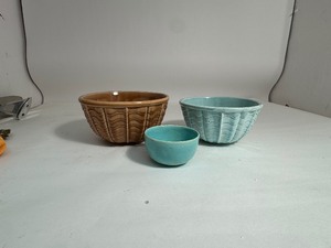 lot 61 image: Lot of (2) Roseville Pottery Nesting Bowls & Teal Bauer Bowl