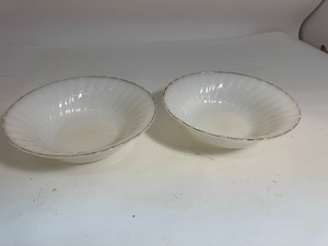 lot 81 image: Lot of 2 Fire King White Swirl Serving Bowls with Gold Trim - Anchor Hocking