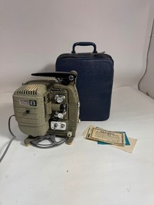 lot 26 image: Vintage Sekonic 8 Model 30C Projector with Carrying Case