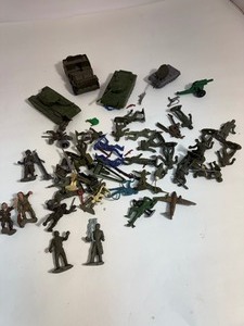 lot 29 image: Vintage Army Toys