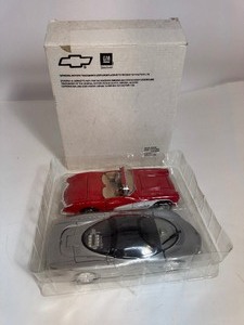 lot 32 image: Two Chevy Corvette Die Cast Cars 1959 Red Convertible and 1986 Silver GM