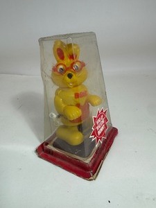 lot 39 image: Durham Industries Wind Up Walking Yellow Bunny