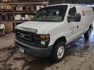 lot 4 image: 2012 Ford E-350...