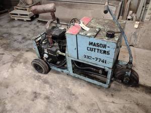 lot 322 image: Gas Hydraulic Pumper, 24 hp. Honda...