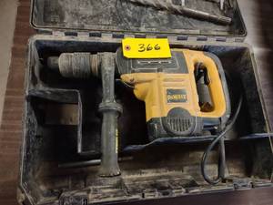 lot 366 image: Dewalt 25553K Roto Hammer, Spline D...