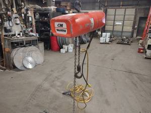 lot 431 image: CM Valustar Model WL 1 Ton Electric...