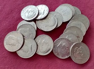 lot 20 image: (20) Kennedy Half Dollars