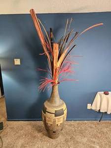 lot 18 image: Decorative Floor Vase with Dried Botanical Arrangement