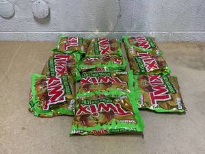 lot 264 image: LOT OF 10 Twix Ghoulish Green Cholcolates