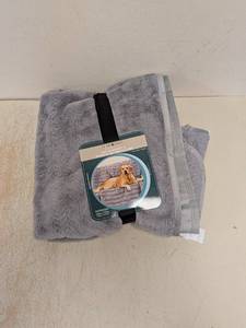 lot 106 image: BRENTWOOF WATERPROOF PET BLANKET & FURNITURE PROTECTOR (GRAY)