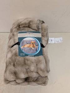 lot 110 image: BRENTWOOF WATERPROOF PET BLANKET & FURNITURE PROTECTOR (TAN)