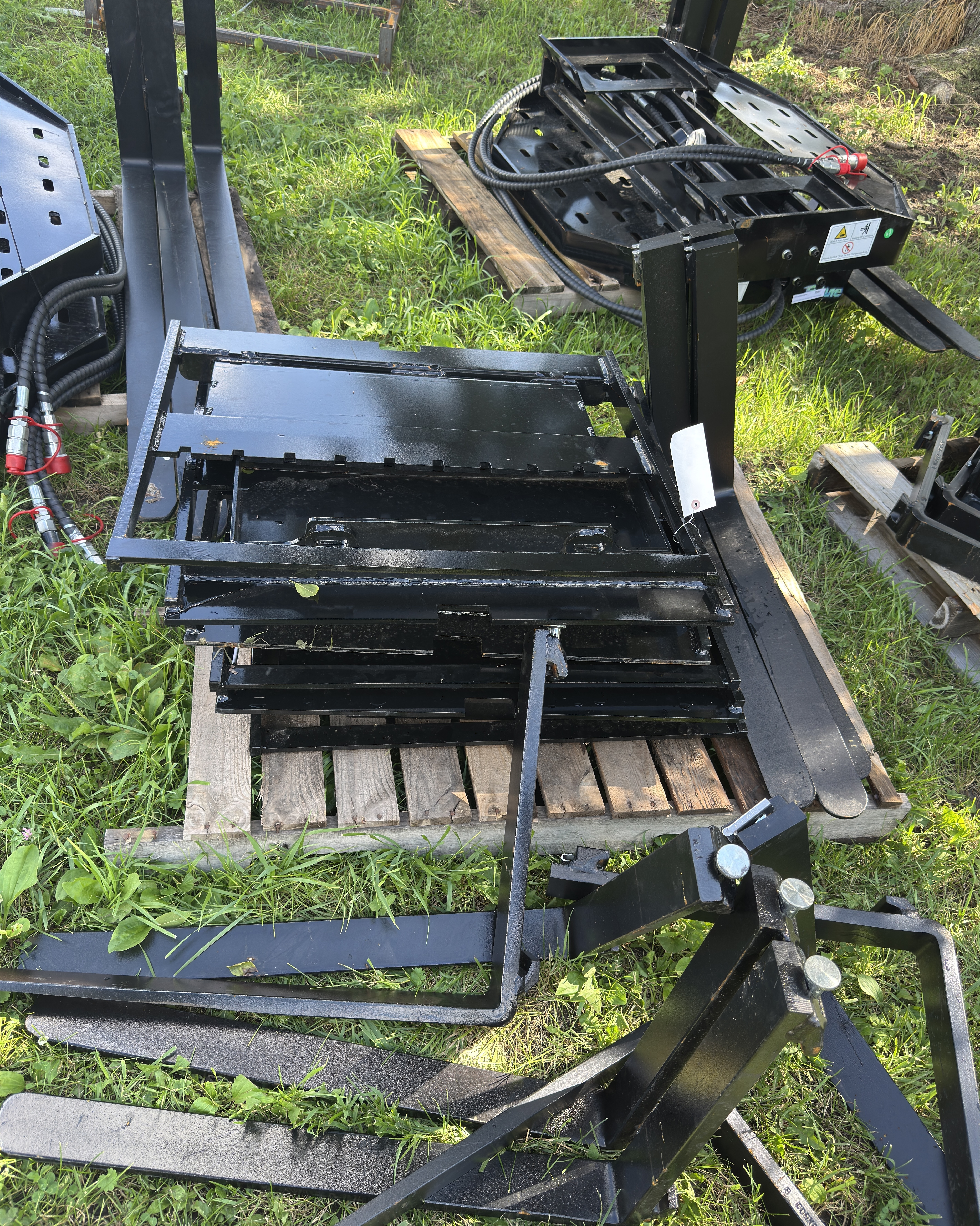 lot 4077 image: FUTURE Mini Skid Steer Skid Steer Forks (FT-XHC)