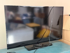 lot 17 image: VIZIO 40 Smart TV with Remote
