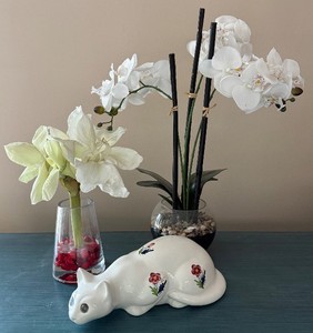 lot 21 image: Vintage Porcelain Cat Figurine made by Alcobaca and Two Floral Vase Arrangements