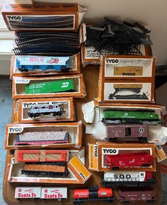 lot 29 image: Tyco HO Trains - Vintage HO Scale Freight Cars & Power Pack (Assorted)