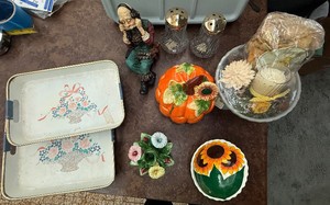 lot 144 image: Home Decor Lot with seasonal and decorative items