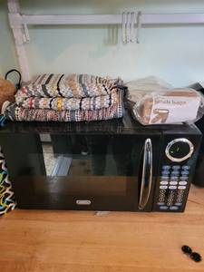 lot 32 image: Microwave Oven & Chefman Air Fryer - Black Countertop Kitchen Set
