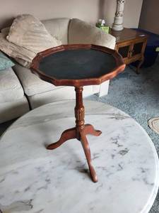 lot 99 image: Vintage Wooden Pedestal Side Table with Leather-Inset Octagonal Top