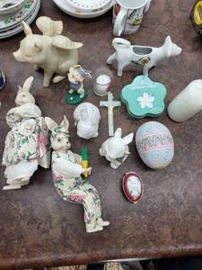 lot 104 image: Vintage Porcelain Figurines & Honolulu Cookie Tin - Christmas 1985 Ornament & Rabbits