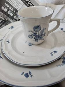 lot 106 image: Blue Floral Porcelain China Set