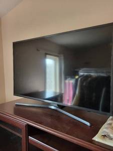 lot 165 image: Samsung 40 in LED TV with Slim Bezel and Curved Stand