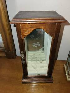 lot 168 image: Oak Display Cabinet with Glass Door & Mirrored Back - Small Jewelry Trinket Case