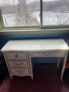 lot 171 image: White French Provincial Desk - 4 Drawers - 45 in L x 17 in D x 30 in H