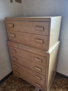 lot 175 image: Oak Finish 6-Drawer Dresser Chest - 34 x 20 x 51