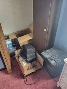 lot 178 image: Pair of Black Bookshelf Speakers - Vintage CRT TV, VCR & Apex Digital Converter Box